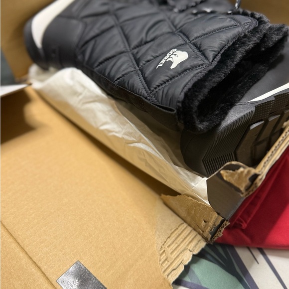 Sorel Women's Quilted Black Winter Boots - Picture 9 of 11